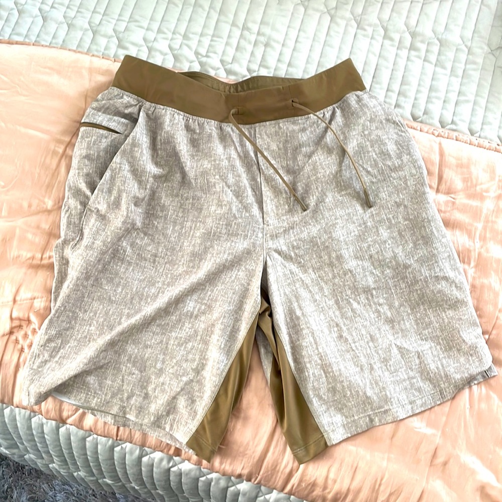 Mens lululemon size large athletic shorts. Brown and white  color